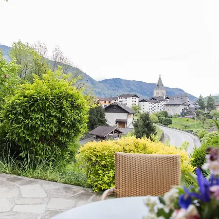En Rez-de-chaussee Avec Vues Sur Les Montagnes *
